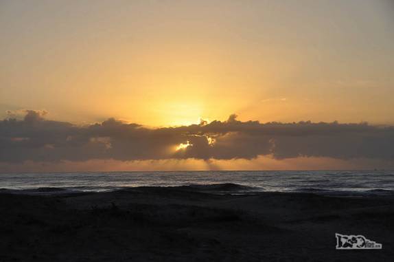 O belo nascer-do-sol em Matinhos, litoral do Paraná